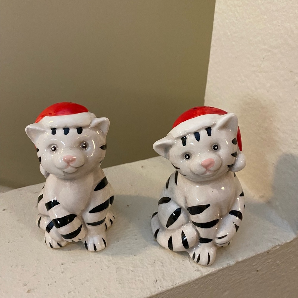 🐠 Kitten/Cat Black/White Stripe Christmas Salt/Pepper Shakers.